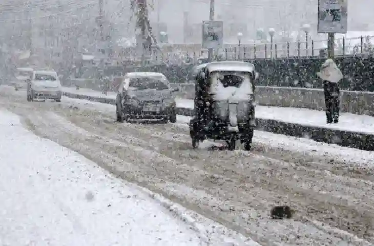 पहाड़ों पर हुई Snowfall ने मैदानी इलाकों में बढ़ाई ठिठुरन, दिल्ली संग कई राज्यों में कंपकंपाने वाली ठंड