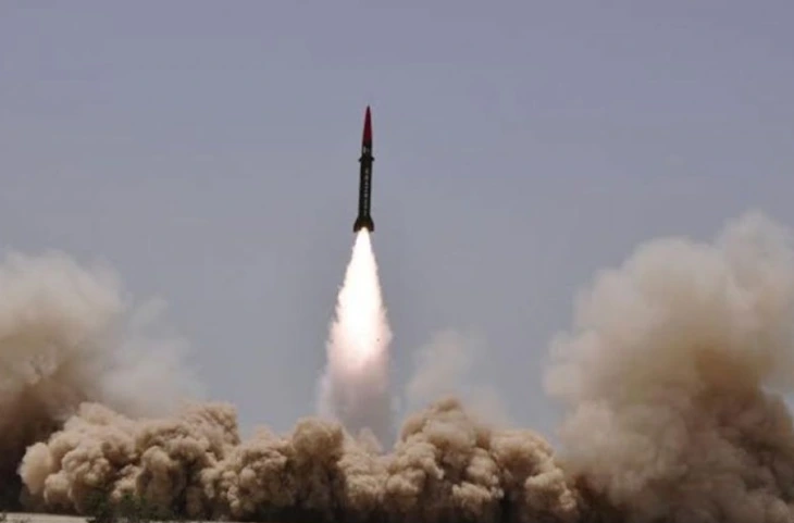कंगाल पाकिस्तानः खाने के लिए रोटी नहीं, लेकिन दाग रहा है बैलेस्टिक मिसाइलें, कौन दे रहा हथियारों के लिए पैसा?
