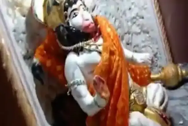 Imran Khan के बस में कुछ नहीं! कोर्ट के आदेश के बाद भी हिंदू मंदिरों पर हमला- कट्टरपंथी ने हथौड़े से तोड़ी देवी की मूर्ति
