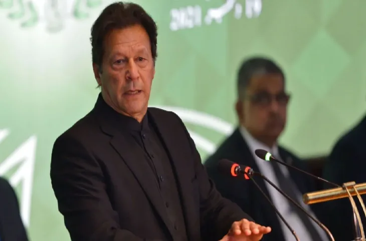 Pakistani अधिकारियों ने कहा- Imran Khan साफ झूठ बोल रहे हैं! किसी से भी नहीं है खतरा…