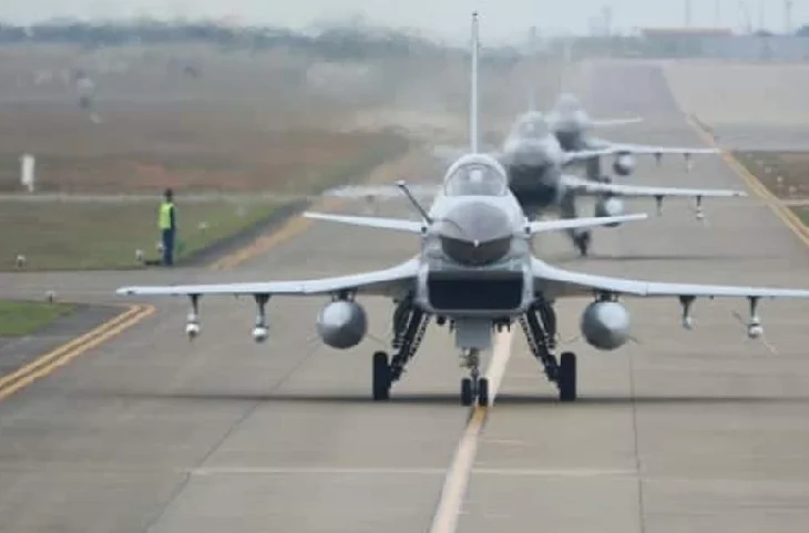 IAF की मार से खौफजदा है चीन, LAC पर तैनात किए 2 दर्जन से ज्यादा फाइटर जेट