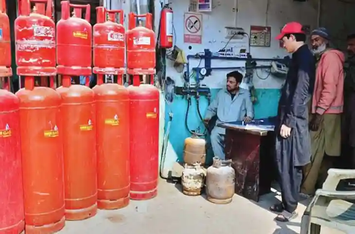 Petrol-Diesel की कीमतों के बाद अब भारत के पड़ोसी मुल्क को एक और झटका, एक साथ बढ़ गए गैस के इतने दाम