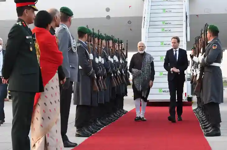 PM Modi Europe Tour: जर्मनी पहुंचे प्रधानमंत्री Narendra Modi, भारत माता की जय के नारों से गूंजा बर्लिन