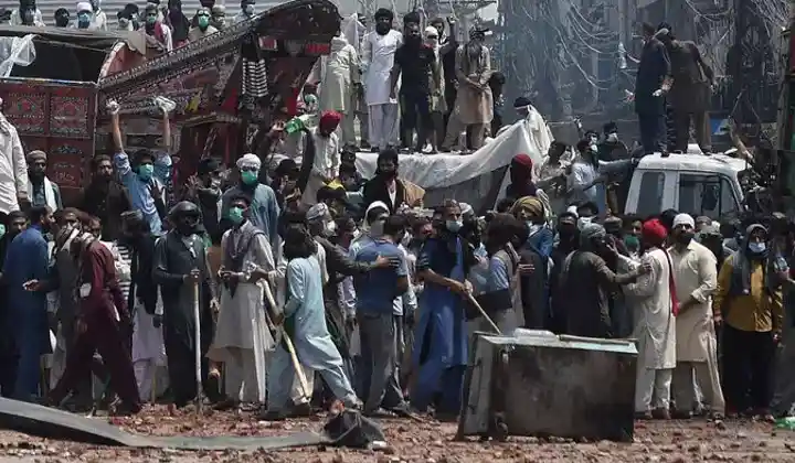 भारी हिंसा से जल रहा पाकिस्‍तान- Islamabad पर ये कट्टरपंथी संगठन जल्द कर लेगा कब्जा!