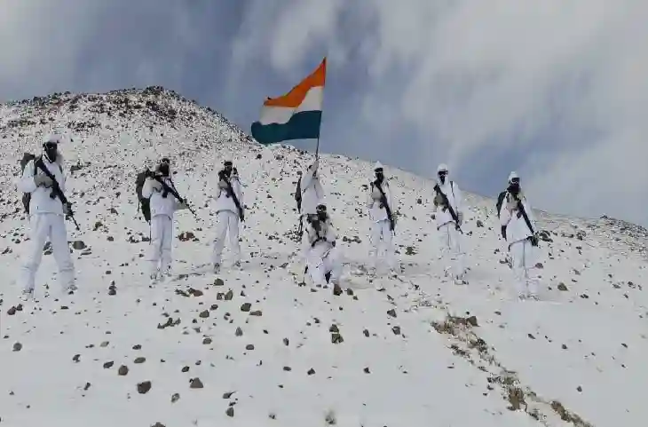 Republic Day: Indian Army से ऐसे ही थर-थर नहीं कांपते चीन और पाकिस्तान- माइनस 30 डिग्री में भी हिमवीरों ने फहराया तिरंगा