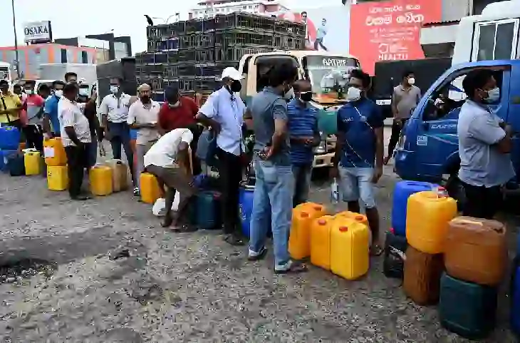 इस देश में खत्म हो गया है Petrol सरकार ने कहा- लाइन में मत खड़े हों फ्यूल खरीदने के लिए नहीं बचे पैसे- PM Modi लगातार कर रहे मदद
