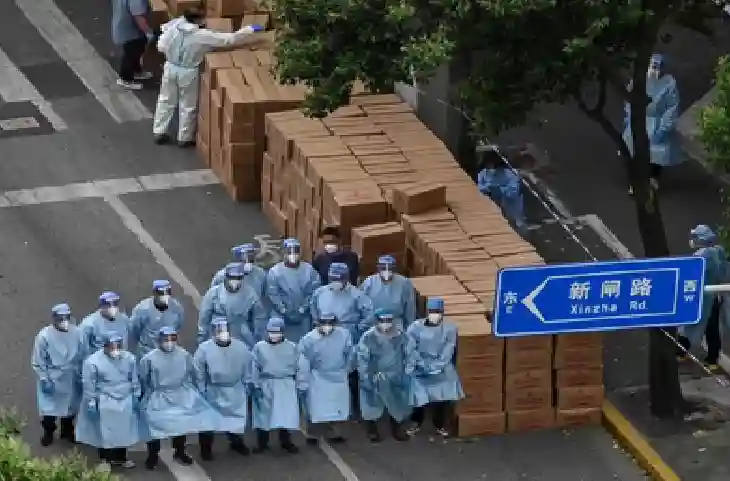 लोगों को घरों में कैद कर रहा China, शंघाई-बीजिंग में घर से बाहर निकलता तो दूर सामान की डिलीवरी लेने पर भी रोक