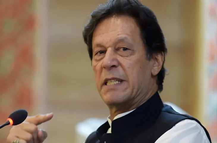 सत्ता से बेदखल करने पर बौखलाए Imran Khan! बोलें- मेरा निशाना तुम्ही पर था… और बंदूक तो पहले से तैयार है
