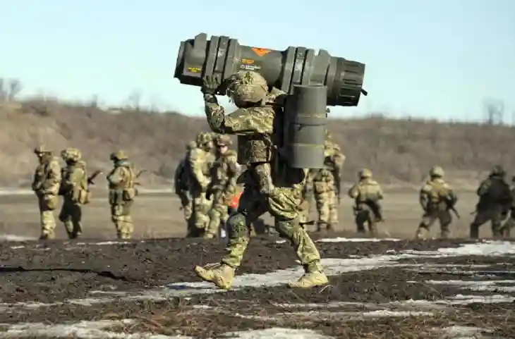 Russia Ukraine Conflict: बॉर्डर पर रूस ने बढ़ा दी सैनिकों की तैनाती- किसी भी वक्त हो सकती है जंग की शुरुआत