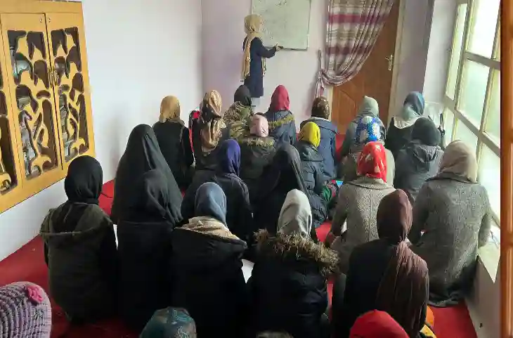 Afghanistan: सीक्रेट स्कूल-जान जोखिम में डाल सपने पूरे कर रही लड़कियां