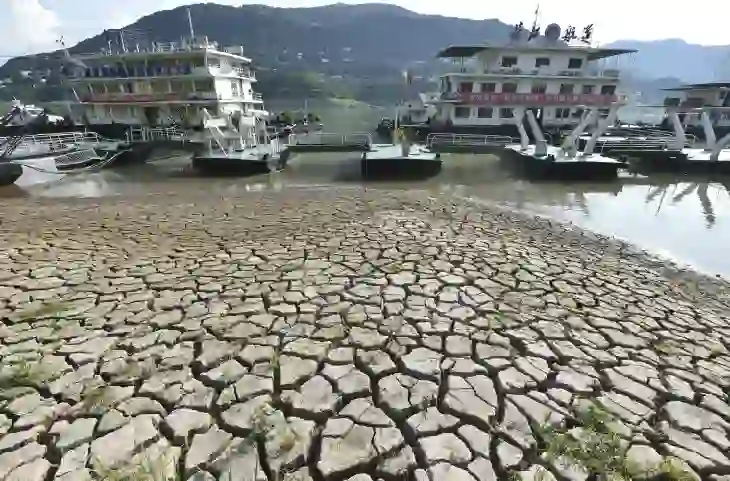 China Heatwave: चीन पर कुदरत का कहर, बिजली-पानी का संकट, नदियां सूखीं