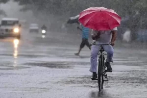 Weather Today: दिल्ली में हल्की बारिश तो यूपी में उमस से लोगों को होना पड़ेगा परेशान, जाने पंजाब से राजस्थान तक कैसा रहेगा मौसम