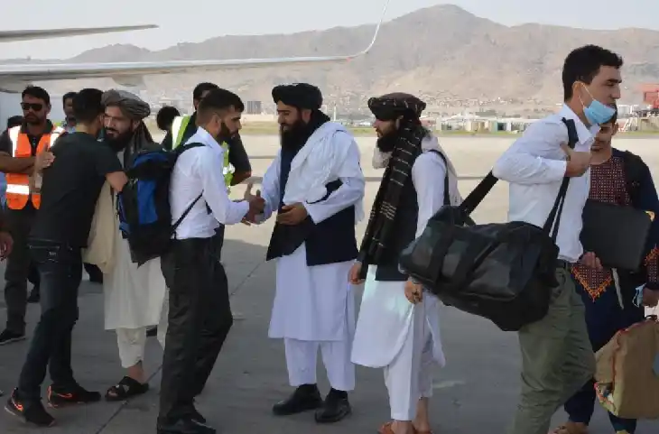 भारत से ट्रेनिंग लेकर अफगान पहुंचे सैन्य कैडेटों का तालिबान ने किया स्वागत, कहा- इंडिया के हम शुक्रगुजार हैं