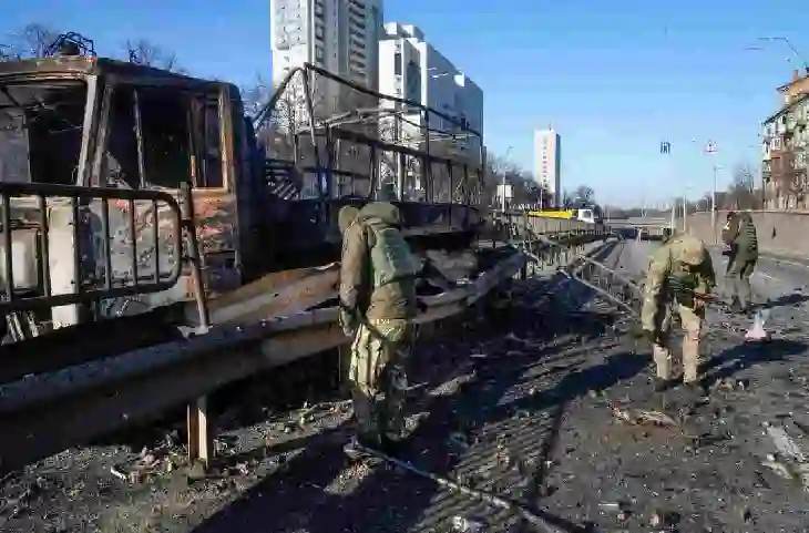 Ukraine की राजधानी कीव की ओर तेजी से बढ़ रही रूसी सेना, मिसाइल हमलों से दहल रहा पूरा शहर- किसी भी वक्त Zelensky को…