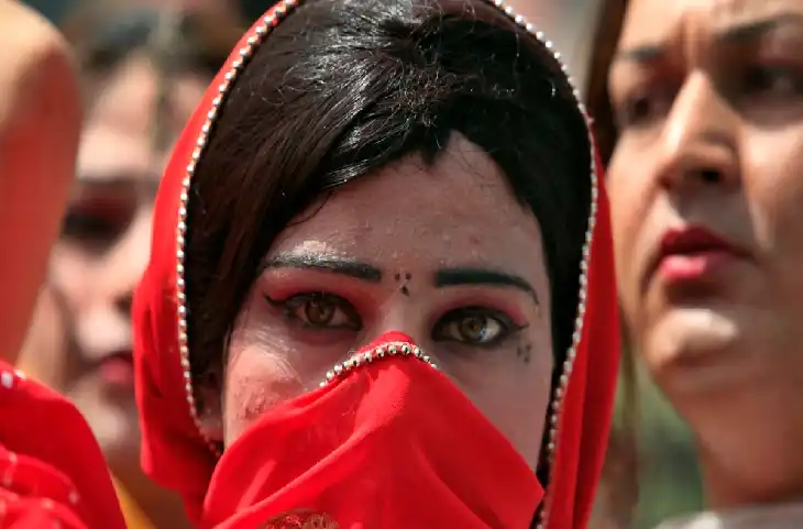 Sex चेंज करवा कर पाकिस्तानी मर्द बन रहे औरत, मीडिया रिपोर्ट्स से बवाल
