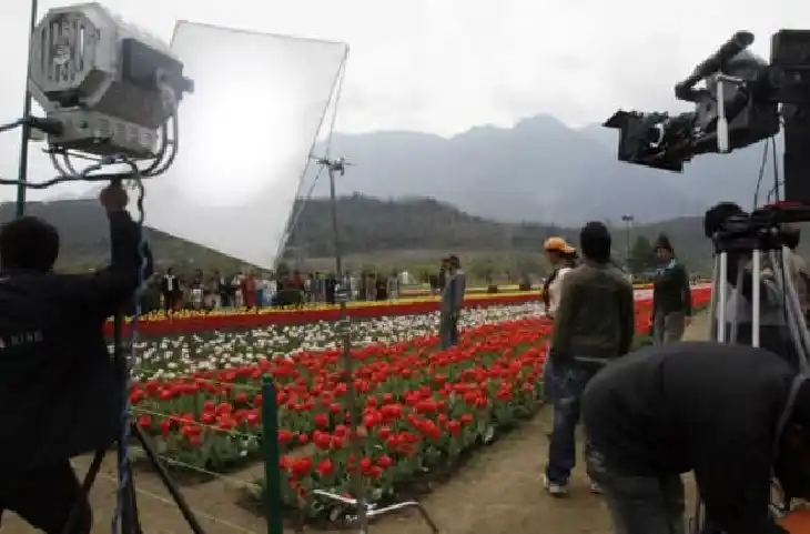 Kashmir की वादियों में गूंजा लाइट-कैमरा-एक्शन, बॉलीवुड से गुलजार घाटी