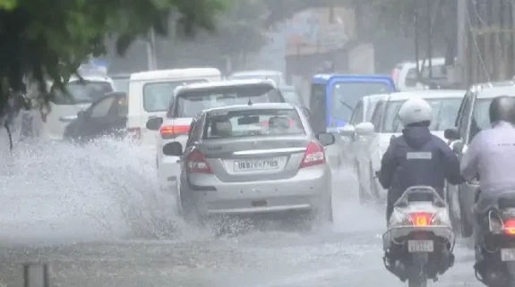 तो इस वजह से हो रही है इतनी बारिश?अभी दिल्ली-NCR मे थमने नही वाला सिलसिला