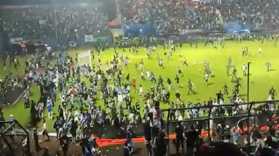 Indonesia में 174 की मौत, फुटबॉल मैच के बाद स्टेडियम में भड़की हिंसा