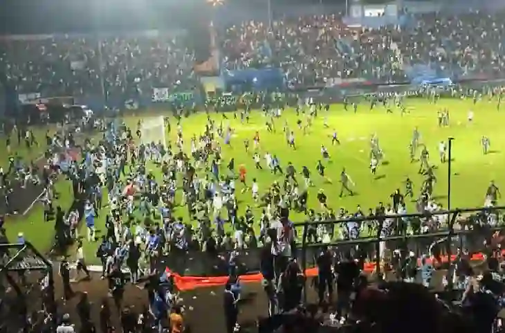 Indonesia में 174 की मौत, फुटबॉल मैच के बाद स्टेडियम में भड़की हिंसा
