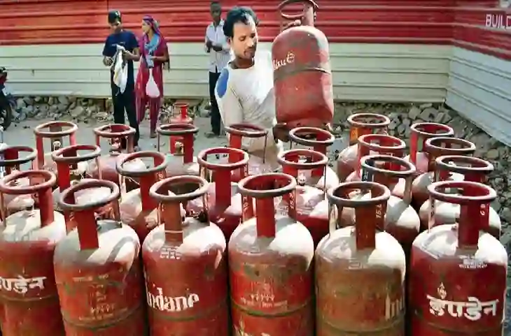 Navratri में आम जनता को बड़ी राहत, सस्ता हो गया LPG Gas सिलेंडर