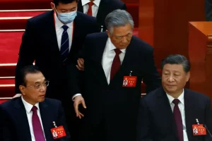 चीन में Xi Jinping की ताजपोशी से पहले बवाल- पूर्व राष्ट्रपति को जबरन निकाला