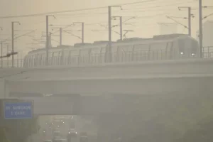 Delhi में प्रदूषण का विकट,सांसो पर आया संकट,जहरीली हवा ने लोगों का जीना किया दुश्वार