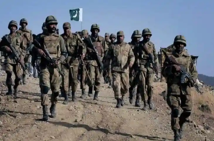 Imran के सत्ता गंवाने के बाद भी बेबस है पाकिस्तान की स्थिति, लागू होगा सैनिक शासन