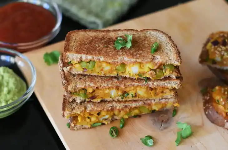 Desi Style Sandwich:स्नैक मे कुछ टेस्टी खाने के लिए ट्राई करे आलू-प्याज वाला ये सैंडविच