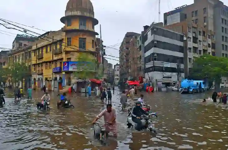 कंगाल pakistan अब बाढ़ से हुआ बेहाल,नहीं मिली सूखी जमीन तो मुर्दों को कहां दफनाएं?