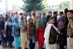 हिमाचल में तेज हुई मतदान की रफ्तार,मतदान केंद्रों के बाहर लगीं लाइनें,11 बजे तक 17.98 फीसदी वोटिंग