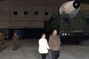 Kim Jong ने अपनी बेटी को दिखाई अमेरिका की तबाही! पहली बार आई दुनिया के सामने