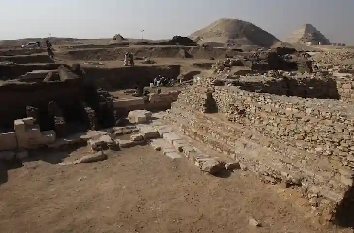 मिस्र में रहस्यमय रानी का पिरामिड मिलने से हड़कंप, 300 ममी के साथ मिला सोने का मुखौटा