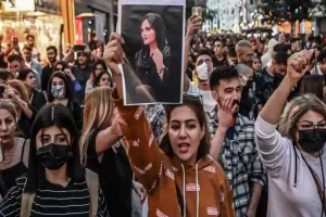 Iran में Hijab के खिलाफ बड़ी जीत, महिलाओं के आगे झुक गई सरकार