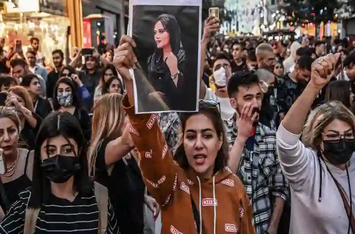Iran में Hijab के खिलाफ बड़ी जीत, महिलाओं के आगे झुक गई सरकार