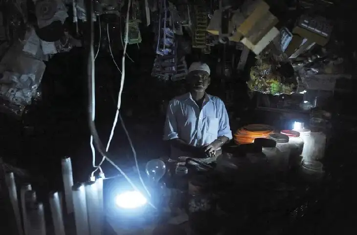 बेबस हुए Shehbaz Sharif, अंधेरे में रहने की आदत डाल के पाकिस्तान! अब भी बिजली गुल