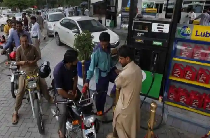 कंगाल हो गया जिन्‍ना का मुल्‍क! शहबाज ने अब पाकिस्‍तान में फोड़ा पेट्रोल बम