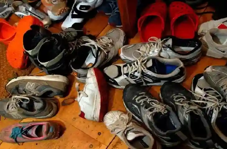 Vastu Tips: घर में इस जगह कभी नहीं रखने चाहिए जूते-चप्पल?कंगाल कर देगी ये गलती