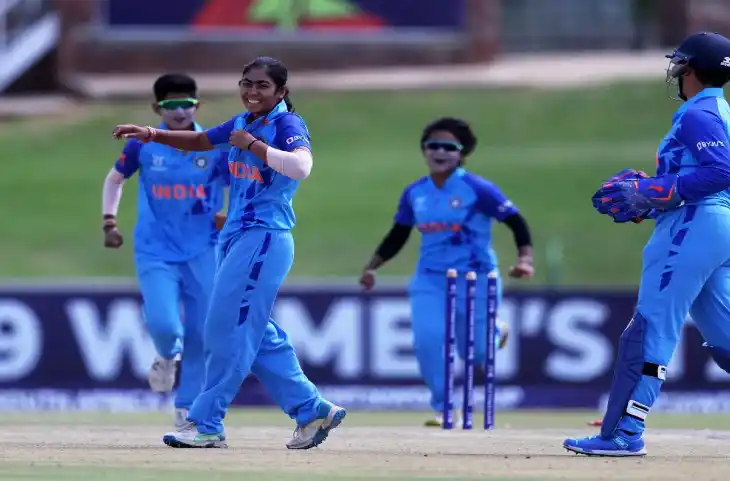 पार्शवी चोपड़ा के इशारों पर नाची श्रीलंकाई टीम, 5 रन देकर झटक दिये 4 विकेट