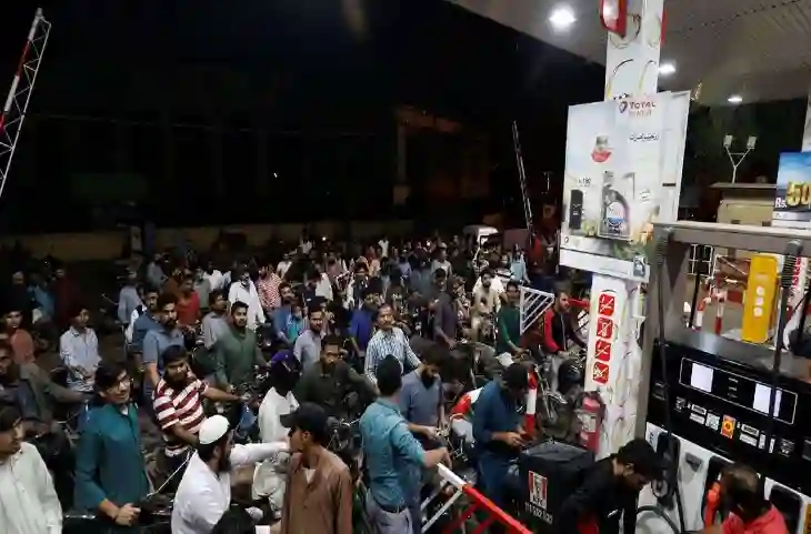 बर्बाद हो गया Sharif का मुल्क, 35 रुपए महंगा हुआ Petrol, लोगों ने कहा- सब खत्म हो गया!