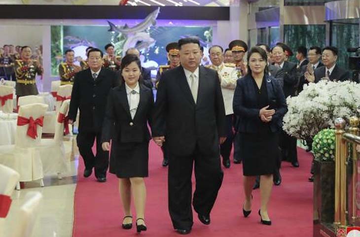 दुनिया को कोई बड़ा संदेश दे रहे हैं Kim Jong Un?अब बेटी-बीवी संग आये दुनिया के सामने