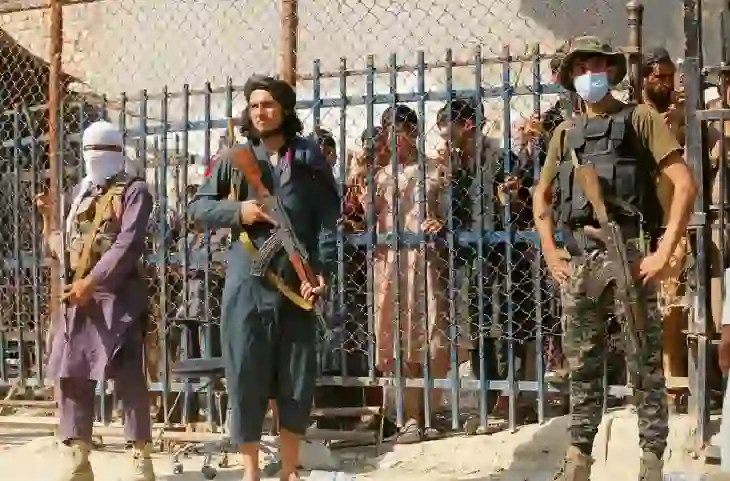 तालिबान के आगे घुटने टेकने काबुल पहुंचे पाक रक्षा मंत्री ख्वाजा आसिफ