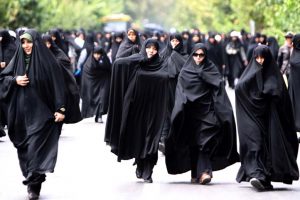 ईरानी मौलवी के अजीबोगरीब बयान से बवाल,महिलाओं को Hijab नहीं पहनाया तो उतार देंगी कपड़े