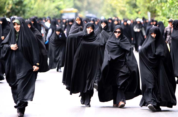 ईरानी मौलवी के अजीबोगरीब बयान से बवाल,महिलाओं को Hijab नहीं पहनाया तो उतार देंगी कपड़े