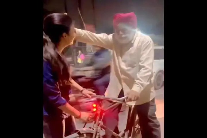 देखें: लखनऊ की एक लड़की साइकिलों को सुरक्षित करने के लिए मुफ़्त लालबत्ती लगवाती है