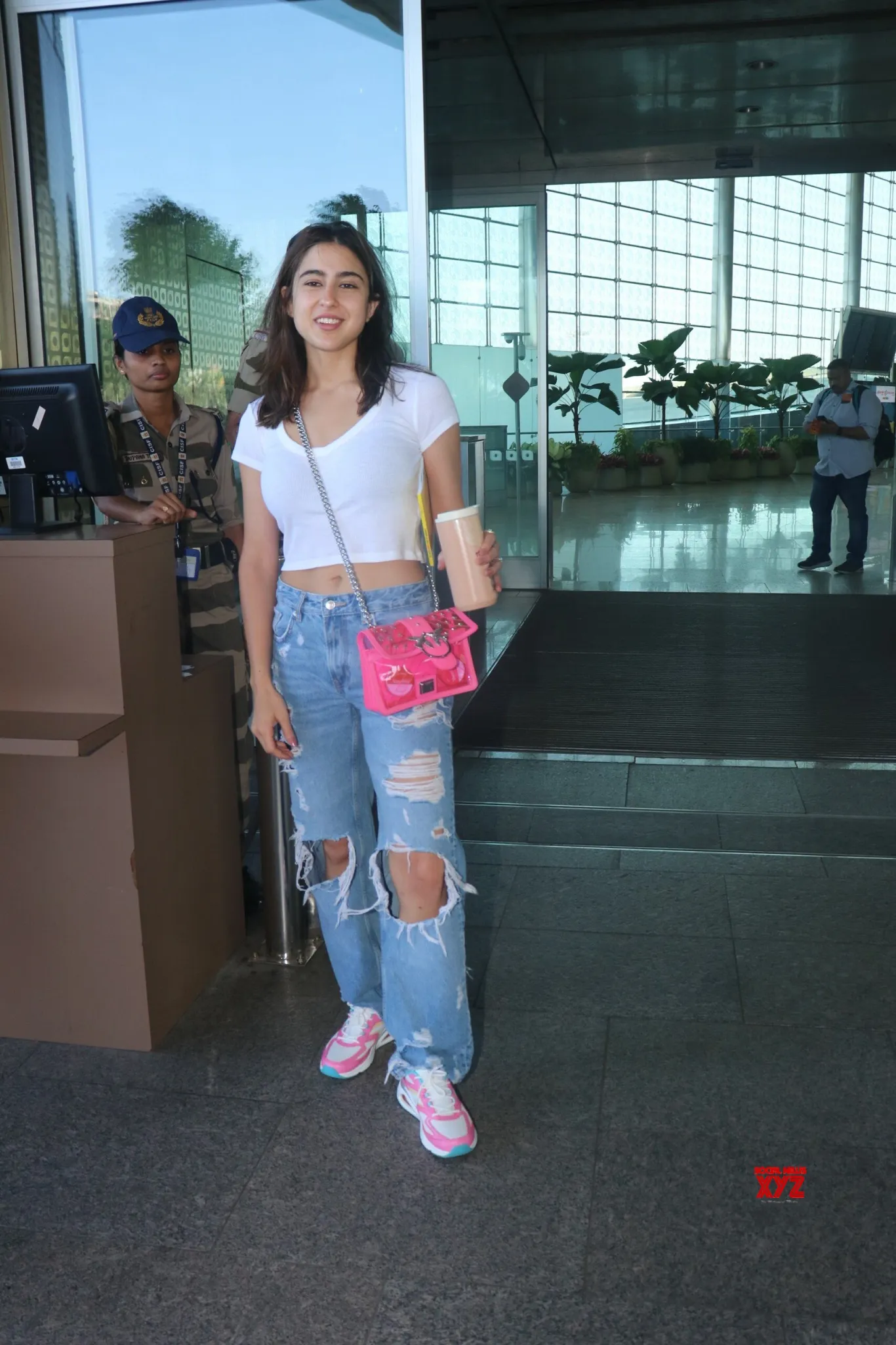 मुंबई एयरपोर्ट पर नो मेकअप लुक में नजर आईं Sara Ali Khan,ऐसा लुक देख कर फैंस हो गए फ़िदा