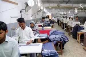 पाकिस्तान का कभी मज़बूत रहा कपड़ा उद्योग अब अनिश्चितता का सामना कर रहा है