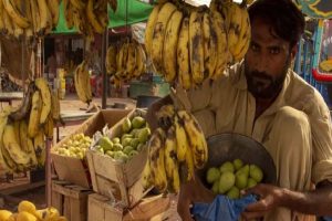 रमजान में एक-एक दिन काटना मुश्किल, 500 रुपये दर्जन मिल रहे केले तो अंगूर के दाम होश उड़ा देंगे
