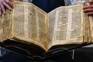 क्यों ख़ास है हिब्रू में लिखी यह बाइबिल,जिसकी नीलामी की क़ीमत होगी लगभग 50 मिलियन डॉलर