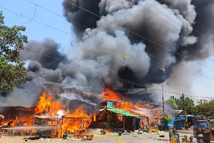 बोधगया सब्ज़ी मंडी में आग लगने से 100 से अधिक दुकानें जलकर राख