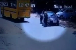 कैमरे में क़ैद: बस से आगे ले जाने के चक्कर में स्कूटर सवार कार से जा टकराया